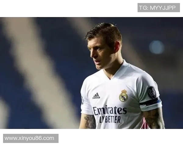 足球明星手环克罗斯的传奇故事与球场背后的感人瞬间